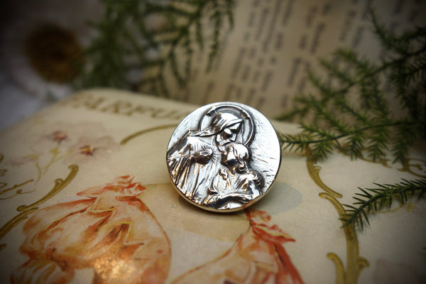 Silver Pin „LOVING FATHER WITH CHILD“
