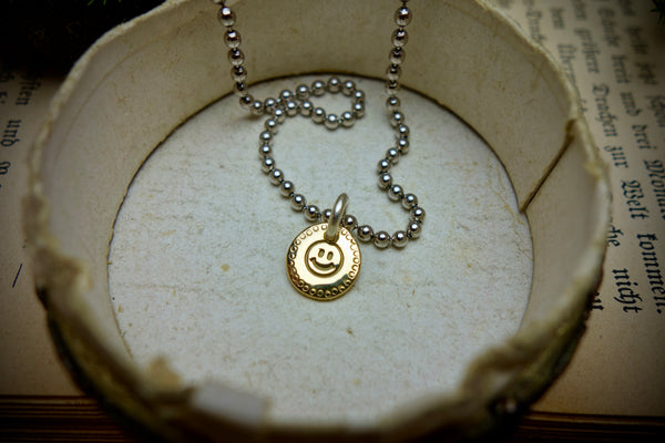 Gold Charm „KEEP SMILING“