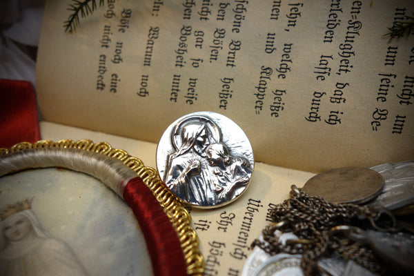 Silver Pin „LOVING FATHER WITH CHILD“