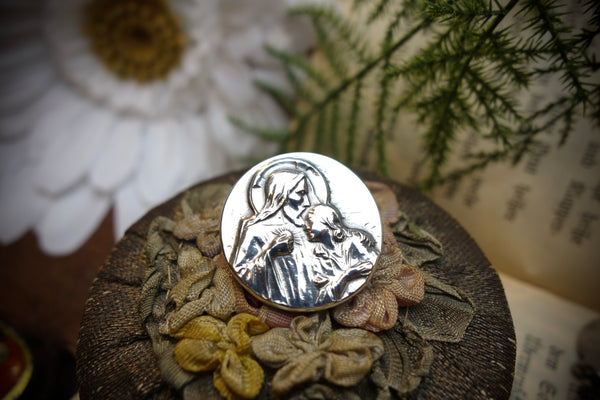 Silver Pin „LOVING FATHER WITH CHILD“