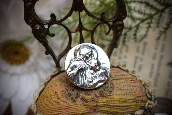Silver Pin „LOVING FATHER WITH CHILD“