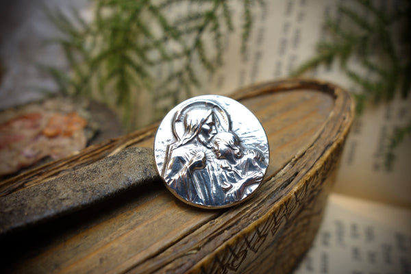 Silver Pin „LOVING FATHER WITH CHILD“