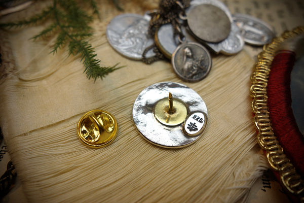 Silver Pin „LOVING FATHER WITH CHILD“