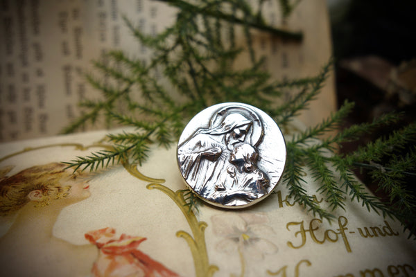 Silver Pin „LOVING FATHER WITH CHILD“