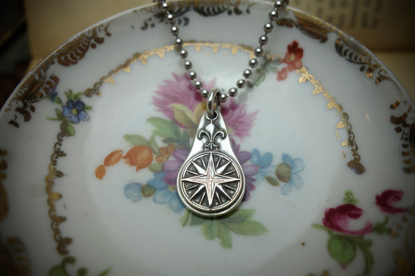 Silver Pendant „FLEUR DE LIS COMPASS“