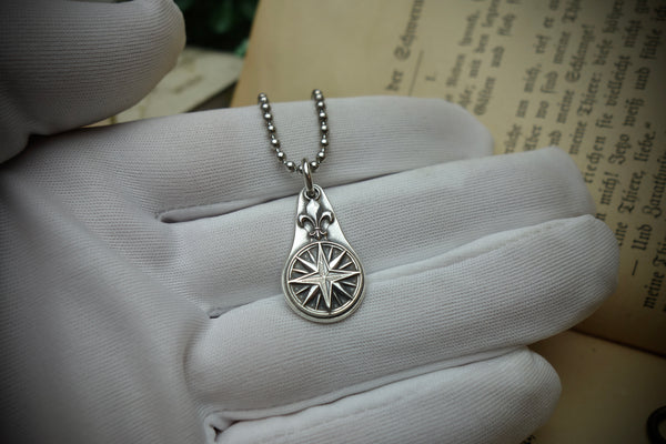 Silver Pendant „FLEUR DE LIS COMPASS“