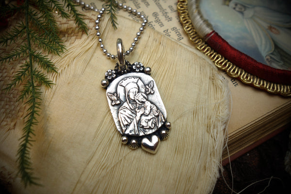 Silver Pendant „MOTHER MARY WITH CHILD“