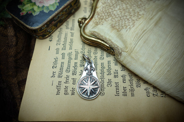 Silver Pendant „FLEUR DE LIS COMPASS“