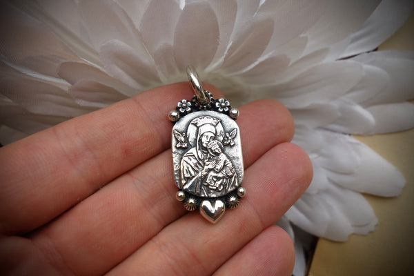 Silver Pendant „MOTHER MARY WITH CHILD“