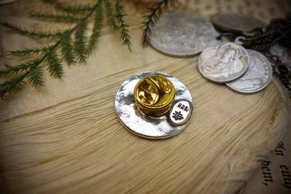 Silver Pin „LOVING FATHER WITH CHILD“
