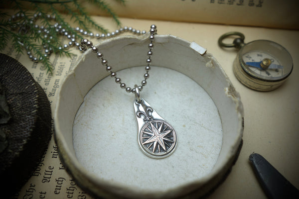 Silver Pendant „FLEUR DE LIS COMPASS“