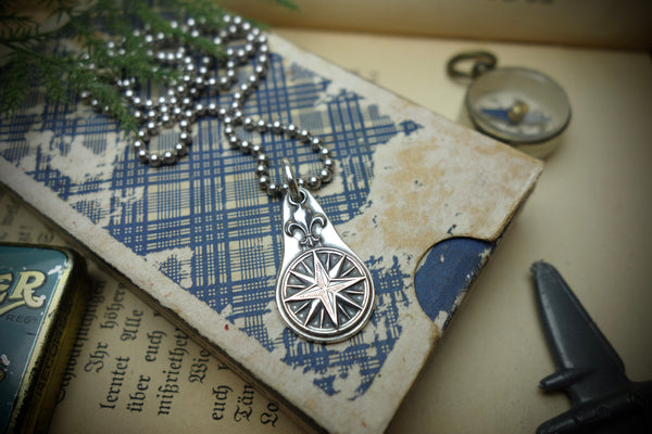 Silver Pendant „FLEUR DE LIS COMPASS“