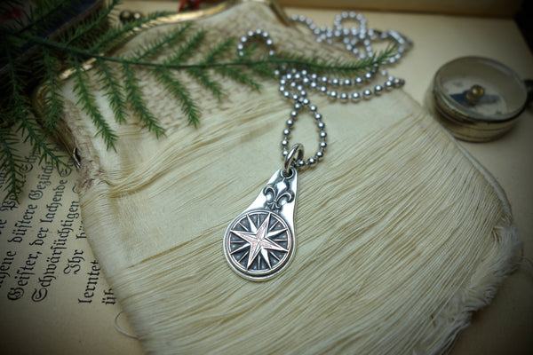 Silver Pendant „FLEUR DE LIS COMPASS“