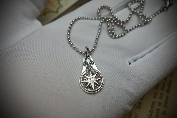 Silver Pendant „FLEUR DE LIS COMPASS“