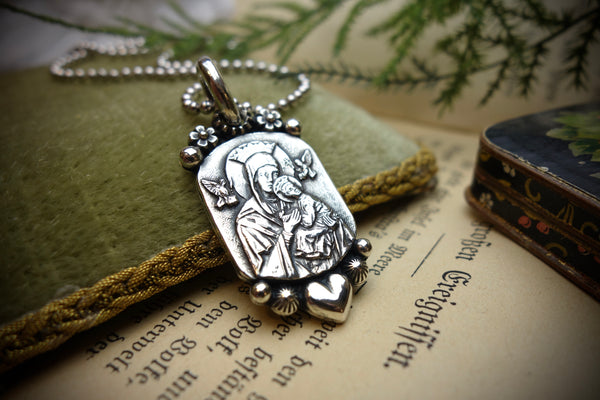 Silver Pendant „MOTHER MARY WITH CHILD“