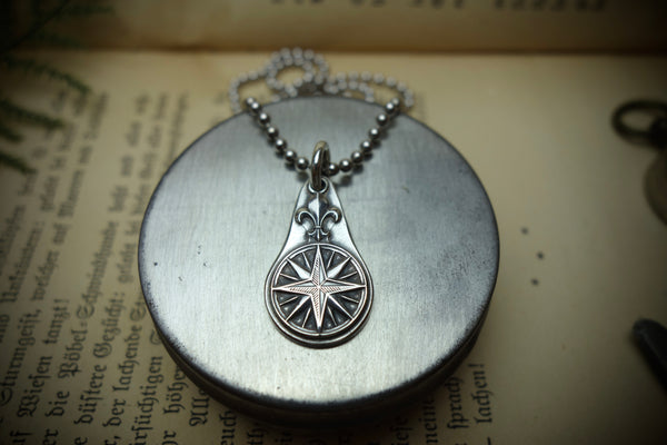 Silver Pendant „FLEUR DE LIS COMPASS“